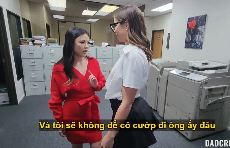 Bố dượng may mắn quan hệ cùng lúc bé con và em trợ lý riêng